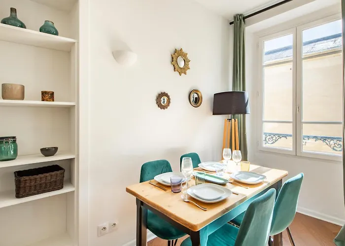 Geranimus Court Of Scents Apartment